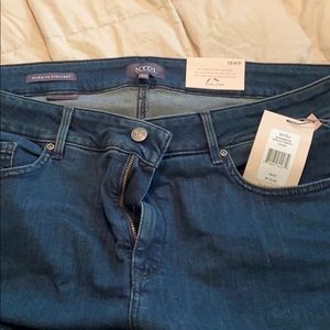 NWT.  NYDJ.  Marilyn straight in color Firesky.